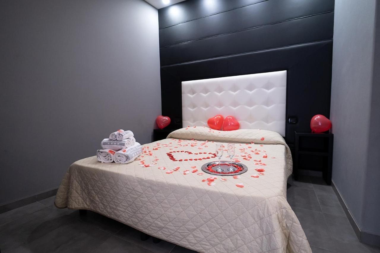 Royal Art H Duomo - Napoli Centro, By Clapa Group Hotel Exterior photo A bedroom in a love hotel