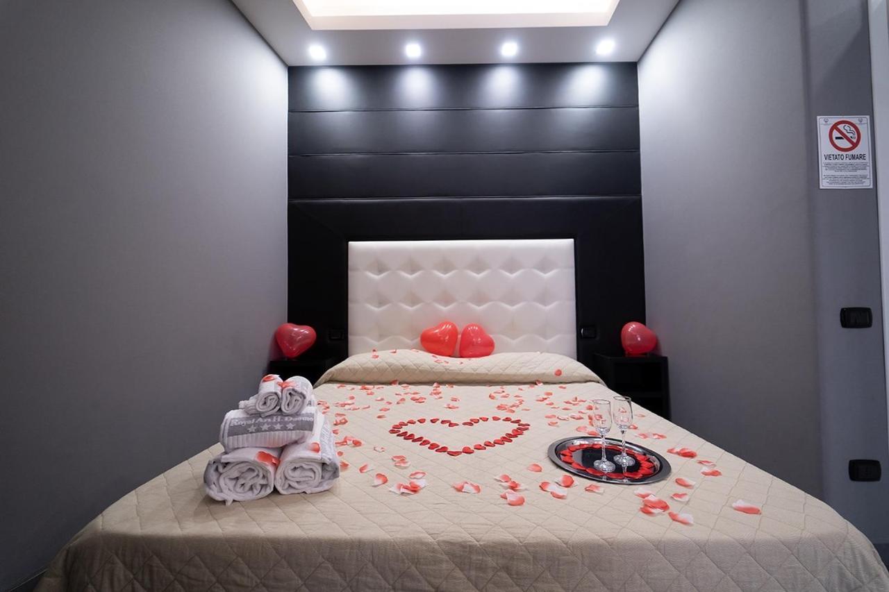 Royal Art H Duomo - Napoli Centro, By Clapa Group Hotel Exterior photo A bedroom in a love hotel