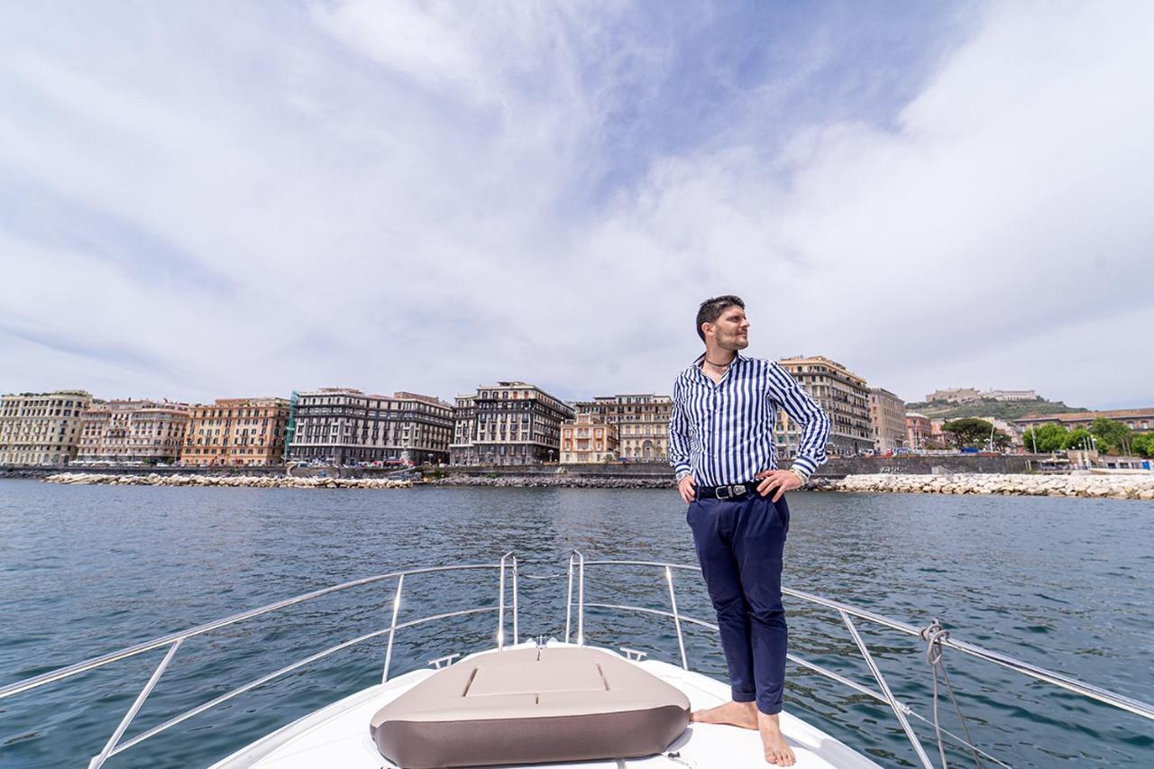 Royal Art H Duomo - Napoli Centro, By Clapa Group Hotel Exterior photo A man on a yacht