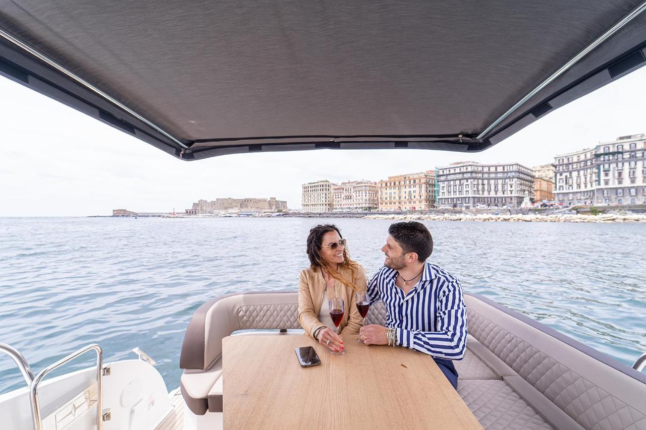 Royal Art H Duomo - Napoli Centro, By Clapa Group Hotel Exterior photo A couple on a boat