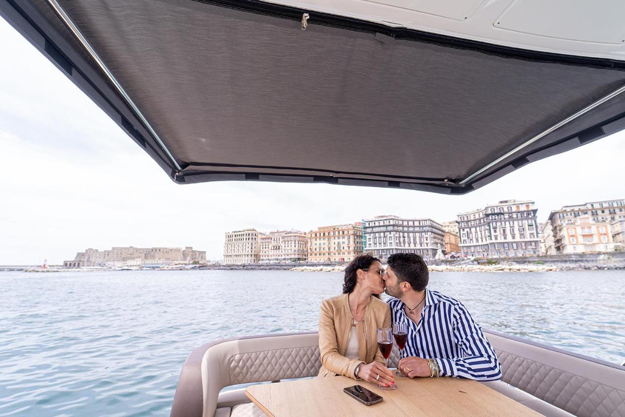 Royal Art H Duomo - Napoli Centro, By Clapa Group Hotel Exterior photo A couple on a boat