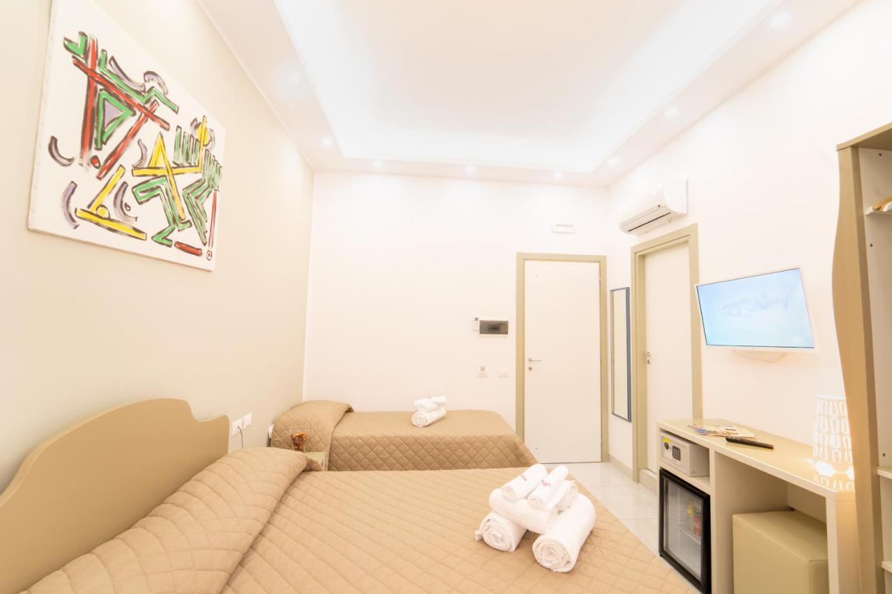 Royal Art H Duomo - Napoli Centro, By Clapa Group Hotel Exterior photo A room at the hotel